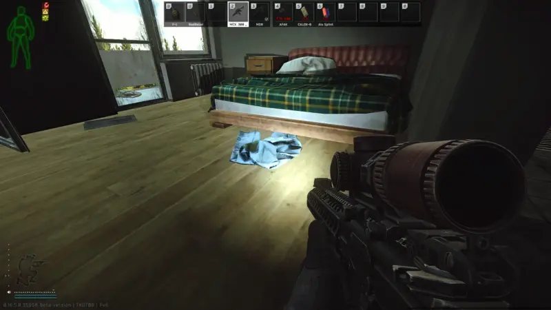 西棟303号室ベッドの横にあるジーンズの下(イエローカードキー)