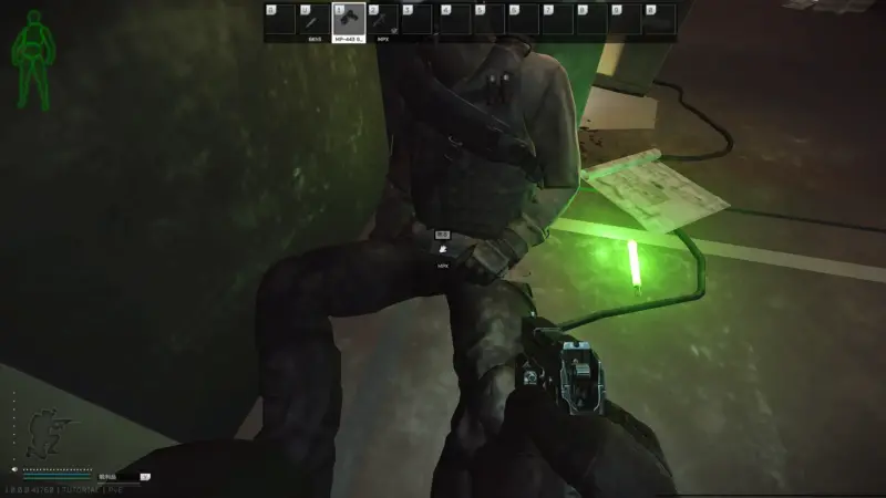 手にもマガジンを持っている